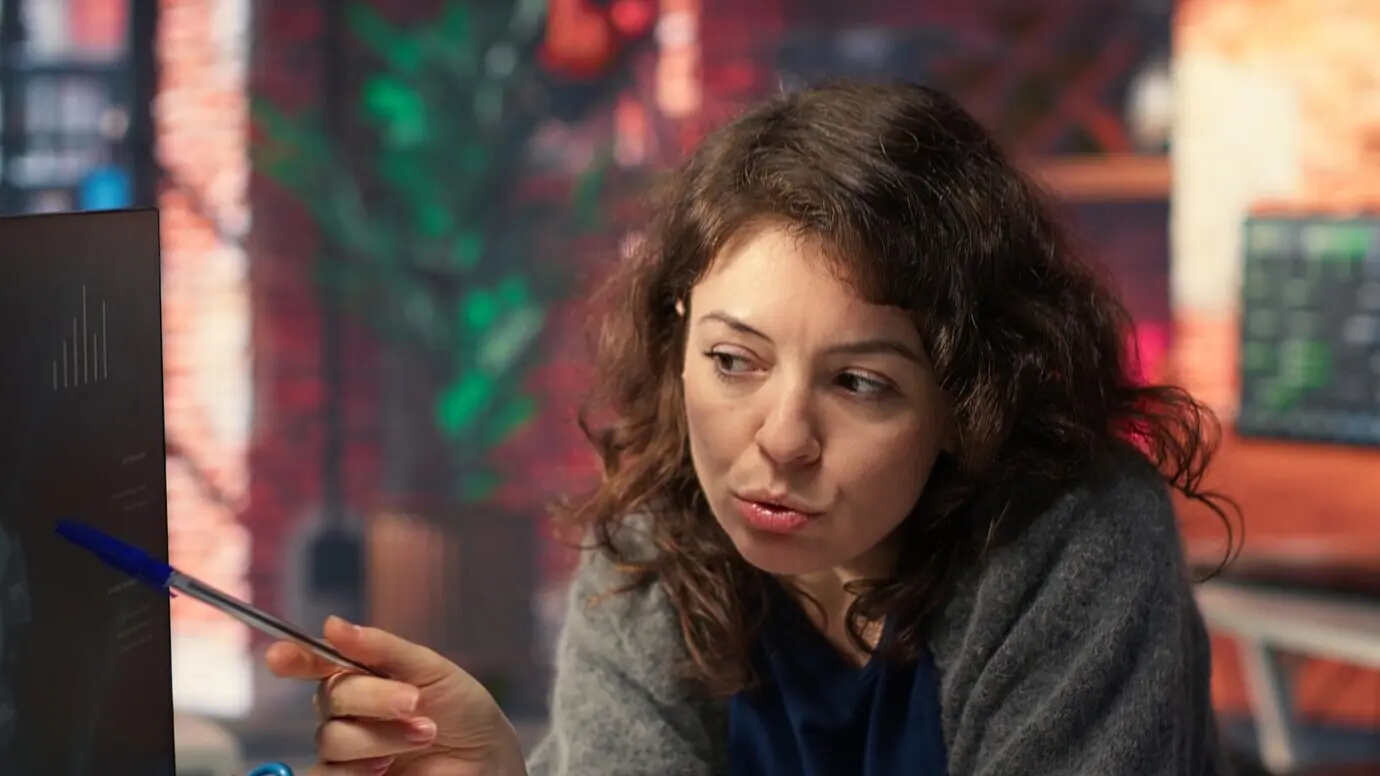 Мужчина и женщина смотрят на компьютере инфографику бизнес‑конференции.