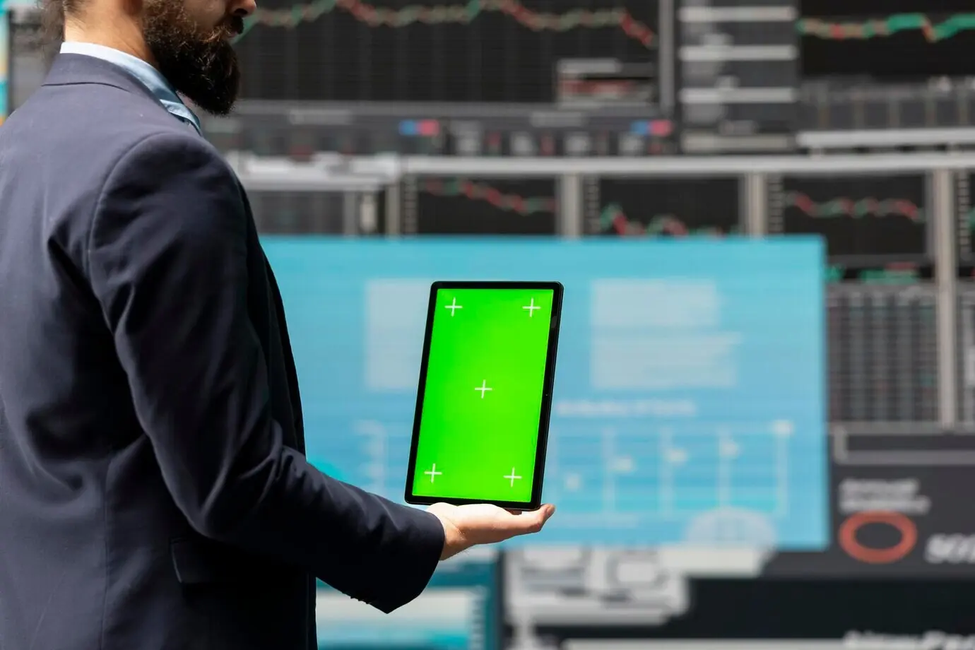 Предприниматель держит планшет с экраном для размещения текста и использует дашборды.