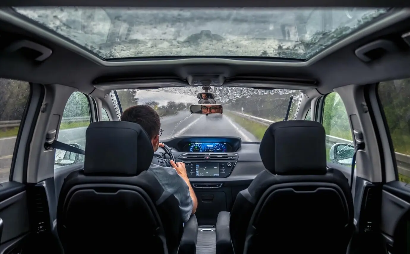 Водитель на мокрой дороге во время дождя, реалистичная поездка по шоссе.